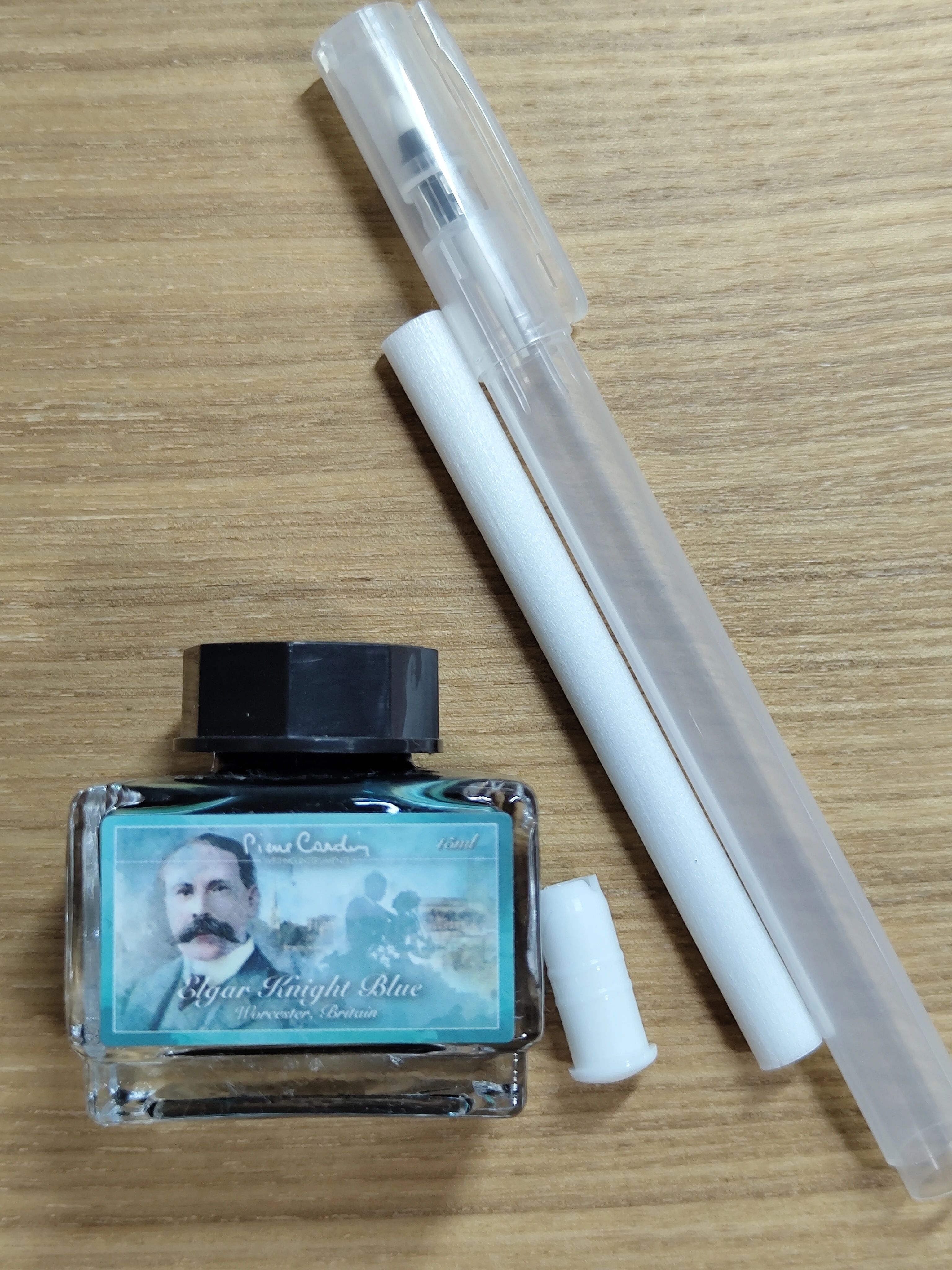 A picture of Kuretake Karappo (in English, empty) pen and bottled ink.